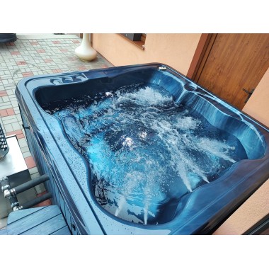 MONACO OUT ACRYL Badefass Whirlpool Hot Tub mit Zubehör und FREI GELIEFERT