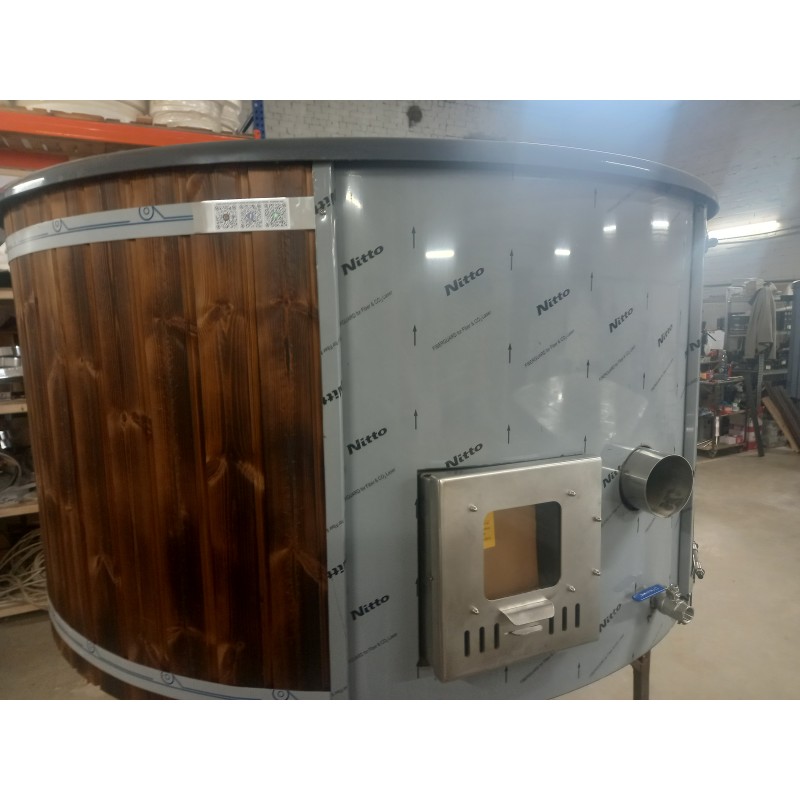 Hot tub with integrated stove - ready for transport