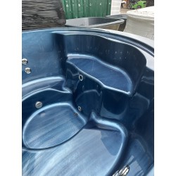 Acrylic hot tub with integrated stove - ready for transport