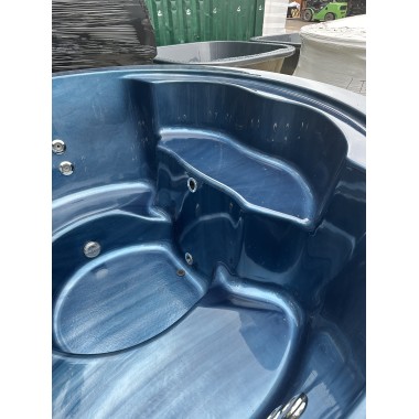 Acrylic hot tub with integrated stove - ready for transport