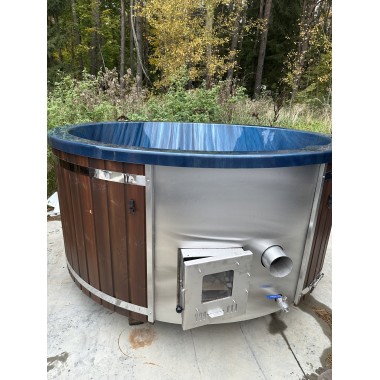 Acrylic hot tub with integrated stove - ready for transport