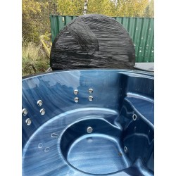 Acrylic hot tub with integrated stove - ready for transport