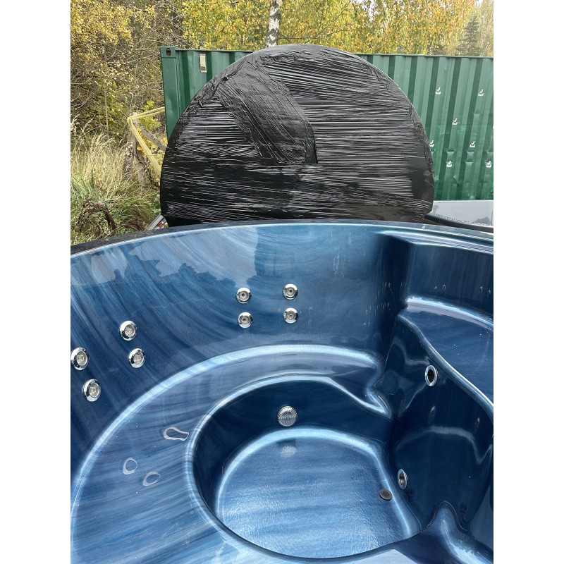 Acrylic hot tub with integrated stove - ready for transport