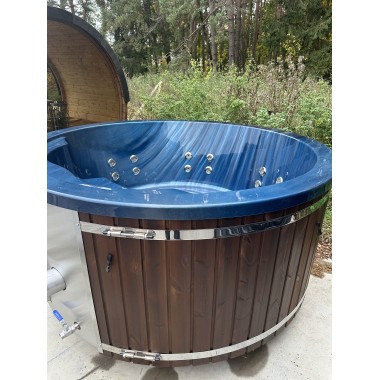 Acrylic hot tub with integrated stove - ready for transport