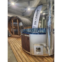 Acrylic hot tub with integrated stove - ready for transport