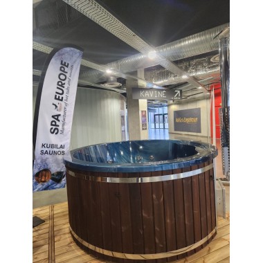 Acrylic hot tub with integrated stove - ready for transport