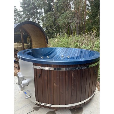 Acrylic hot tub with integrated stove - ready for transport