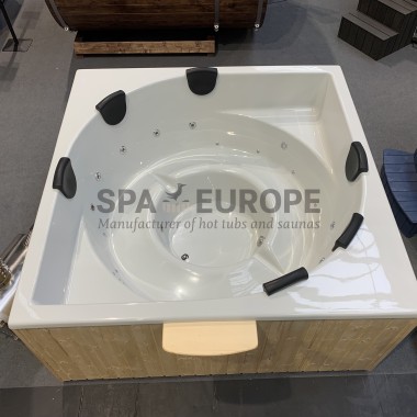 EYE - Square hot tub with external stove