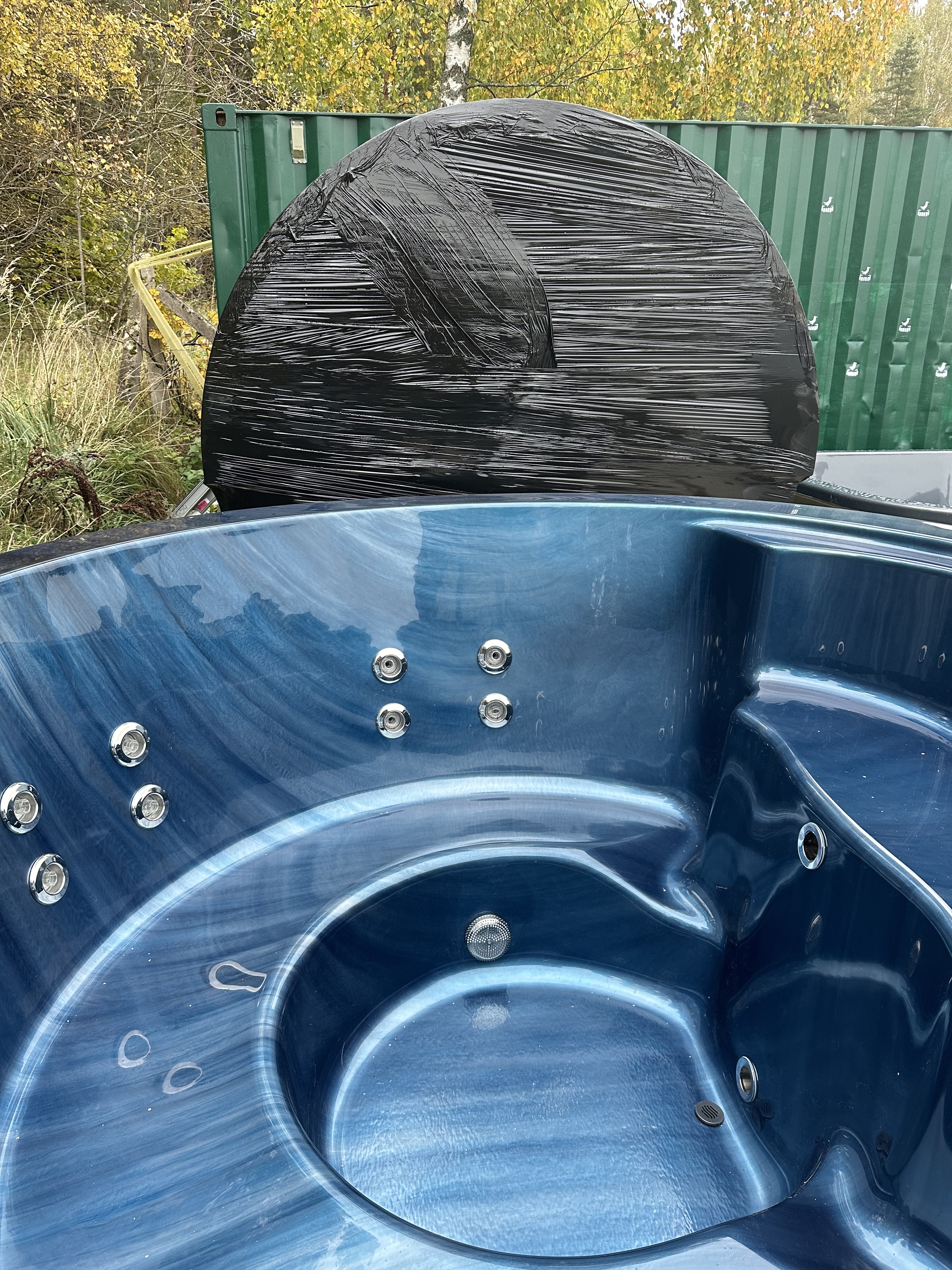 Acryl Whirlpool mit integriertem Herd – bereit für den Transport